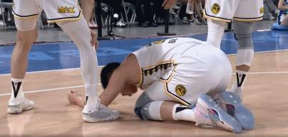 胡金秋篮下争抢位置倒地剧烈呕吐 引发外界热议