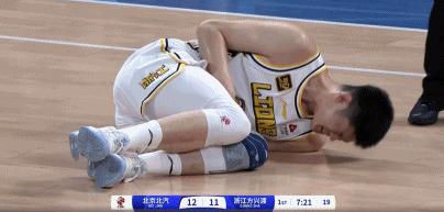 胡金秋篮下争抢位置倒地剧烈呕吐 引发外界热议